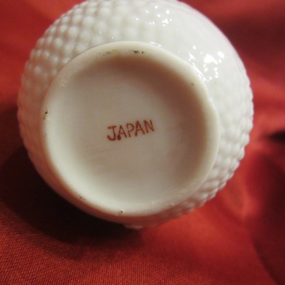 VTG BUD VASE, WHITE W/3D ROSES & LEAVES, DIMPLED, GOLD ACCENTS - Picture 6 of 6